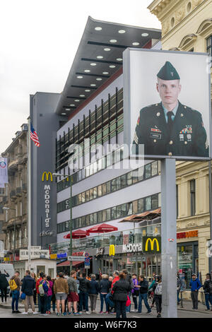 BERLIN, DEUTSCHLAND - 26. SEPTEMBER 2018: Großes Bild eines amerikanischen Soldaten vor einem McDonalds Gebäude am historischen Berliner Mauer Grenze Stockfoto