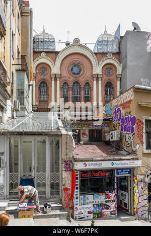 Außenansicht des Aschkenasischen Synagoge wurde von Juden auf die österreichische Herkunft wurde im Jahr 1900 gegründet und in Beyoglu, Istanbul, Türkei. vom 25. Juli 2019 entfernt Stockfoto