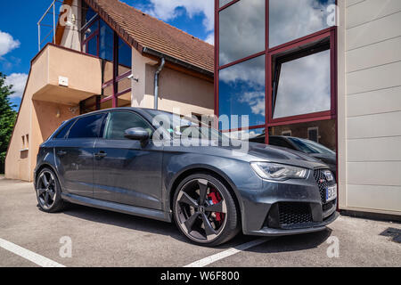 Frankreich Lyon 2019-06-20 closeup Seitenansicht der Supersportwagen dunkelgrau Limousine Audi RS 3, Niederquerschnittsreifen, Cast, rote Bremssattel Auto produziert b Stockfoto