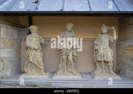 Statuen, die Stadt von der Pfarrkirche Maria Himmelfahrt, Deggendorf, Bayerischer Wald, Niederbayern, Deutschland Stockfoto