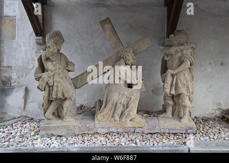 Statuen, die Stadt von der Pfarrkirche Maria Himmelfahrt, Deggendorf, Bayerischer Wald, Niederbayern, Deutschland Stockfoto