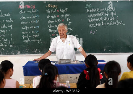 (190801) -- HEXIAN, August 1, 2019 (Xinhua) - Ihr lianping unterrichtet Englisch in der Klasse der 'Zuhause für Kinder' - hinter in Buchen Dorf Hexian County links, der ostchinesischen Provinz Anhui, 31. Juli 2019. Ihr lianping, einen 92-jährigen pensionierten Lehrer in Buchen Dorf Hexian County, Einrichten der 'Home links hinter Kindern" im Jahr 2000, um sie zu unterrichten Englisch Unterricht für Sie kostenlos. Wie die meisten jungen Menschen Arbeit weit entfernt, Ältesten und Kinder hinter sind im Dorf links. Ohne Kind selbst, Ihr lebt mit seiner Frau in einem shanty Haus vor 30 Jahren gebaut, wo er die Kinder, die live bietet Stockfoto