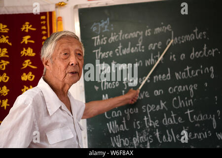 (190801) -- HEXIAN, August 1, 2019 (Xinhua) - Ihr lianping unterrichtet Englisch in der Klasse der 'Zuhause für Kinder' - hinter in Buchen Dorf Hexian County links, der ostchinesischen Provinz Anhui, 31. Juli 2019. Ihr lianping, einen 92-jährigen pensionierten Lehrer in Buchen Dorf Hexian County, Einrichten der 'Home links hinter Kindern" im Jahr 2000, um sie zu unterrichten Englisch Unterricht für Sie kostenlos. Wie die meisten jungen Menschen Arbeit weit entfernt, Ältesten und Kinder hinter sind im Dorf links. Ohne Kind selbst, Ihr lebt mit seiner Frau in einem shanty Haus vor 30 Jahren gebaut, wo er die Kinder, die live bietet Stockfoto