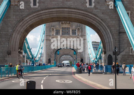 London, Großbritannien - 12 August, 2017: die Menschen und den Verkehr auf der London Tower Bridge Stockfoto