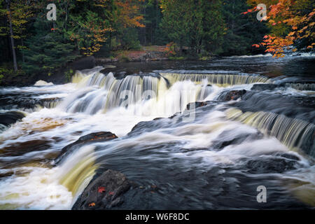 Morgennebel Aufzüge enthüllt den Herbst Reflexion der Hiawatha National Forest im Fish See und mit Birken in Michigan's Upper Peninsula. Stockfoto