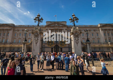 London, Großbritannien - 13 August 2017: Viele Touristen und Besucher vor dem Buckingham Palace, London, Vereinigtes Königreich Stockfoto