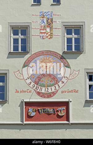 Sonnenuhr am Rathaus, Deggendorf, Bayerischer Wald, Niederbayern, Deutschland Stockfoto