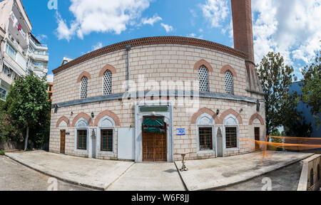 Panoramablick auf Ebul Fadil Mehmet Efendi Moschee, die von Sir Ebul Fadil Mehmet 1554 an Tophane, Beyoglu, Istanbul, Türkei. vom 25. Juli 2019 gebaut wurde Stockfoto