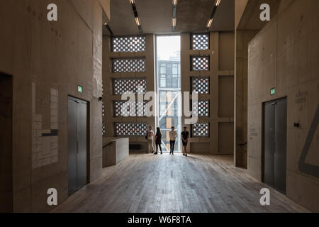 London, Großbritannien - 13 August 2017: Zufällige Menschen auf Ebene 4 von Gebäude Blavatnik, Tate Modern, London, Vereinigtes Königreich Stockfoto