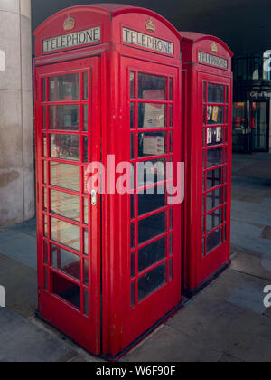 Zwei klassische und traditionelle rote Britische Telefonzellen in London, Vereinigtes Königreich Stockfoto
