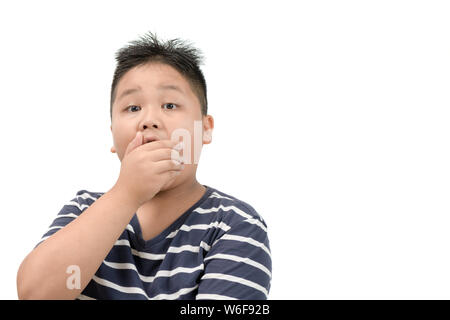 Überrascht beleibt Fat Boy abgedeckt sein Mund mit seiner Hand auf weißem Hintergrund, Emotion Konzept Stockfoto