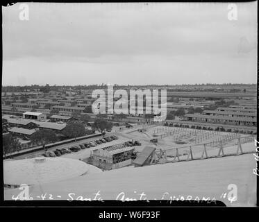 Arcadia, Kalifornien. Aus der Vogelperspektive Viertel für Umsiedler von japanischen Vorfahren bei Santa Anita ein. . .; Umfang und Inhalt: Der vollständige Titel für dieses Foto liest: Arcadia, Kalifornien. Aus der Vogelperspektive Viertel für Umsiedler von japanischen Vorfahren bei Santa Anita Sammelstelle. Umsiedler wird später in den Krieg Umzug Authroity Zentren für die Dauer übertragen werden. Stockfoto