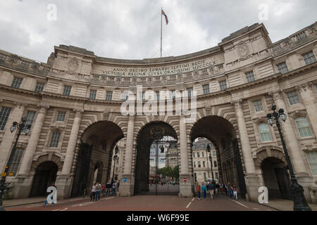 London, Großbritannien, 12. August 2017: Admiralty Arch in der Nähe von Trafalgar Square in London, da der Eingang in die Mall, England, Vereinigtes Königreich Stockfoto