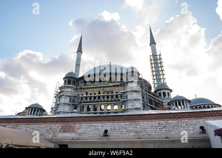 Anzeigen von Taksim Moschee Bau Bau, der in Taksin Square in Beyoglu, Istanbul, Türkei Stockfoto