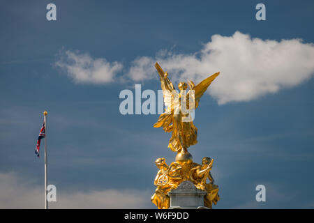 Goldene Statue auf der Oberseite des Victoria Memorial vor der Buckingam Palace, London, England Stockfoto