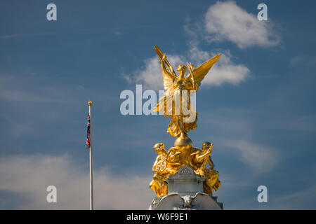 Goldene Statue auf der Oberseite des Victoria Memorial vor der Buckingam Palace, London, England Stockfoto