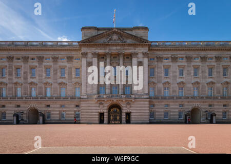 Die Fassade des Buckingham Palace mit zwei Mitglieder der Queens Schutzvorrichtung vor, London, Vereinigtes Königreich Stockfoto