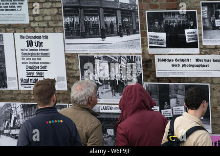 BERLIN, DEUTSCHLAND - 26. SEPTEMBER 2018: Szenische Nahaufnahme der Touristen, und lesen Poster über Juden Verfolgung in eine temporäre Ausstellung Stockfoto