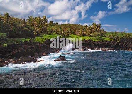 Obere Waikani fällt unter den üppigen Regenwald ist eine von vielen Wasserfällen entlang der Straße nach Hana gefunden auf Hawaii Insel Maui. Stockfoto