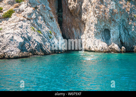 Seascape Blick auf das türkisfarbene Wasser der Ägäis in der Insel Moni in der Nähe von Athen, Blue Caves. Berühmte reisen Segeln Griechenland, Saronischer Golf Sommer Stockfoto