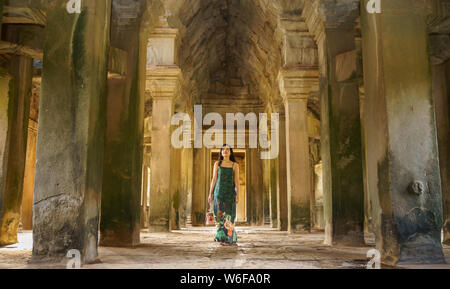 Schöne junge Asiatin in alten, verlassenen Tempel in Siem Reap, Angkor Wat, Kambodscha. Stockfoto