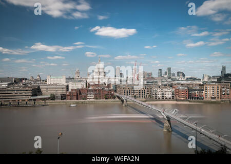 Lange Belichtung geschossen, die Stadtlandschaft von London mit der St. Pauls Kathedrale und die Themse, Vereinigtes Königreich Stockfoto