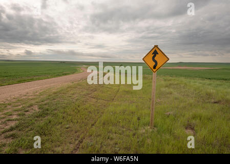 Kurvenreiche Straße vom Osten Block von Grasland Nationalpark führende, im Süden von Saskatchewan. Stockfoto