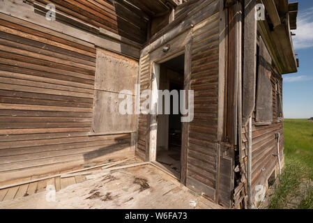 Verlassenen Bauernhaus auf der offenen Wiese im südlichen Saskatchewan. Stockfoto