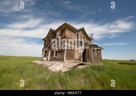 Verlassenen Bauernhaus auf der offenen Wiese im südlichen Saskatchewan. Stockfoto