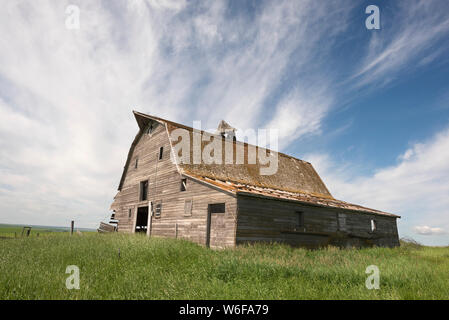 Verlassene Scheune auf der offenen Wiese im südlichen Saskatchewan. Stockfoto