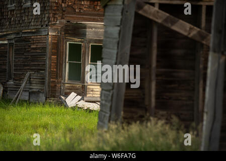 Verlassenen Bauernhaus auf der offenen Wiese im südlichen Saskatchewan. Stockfoto