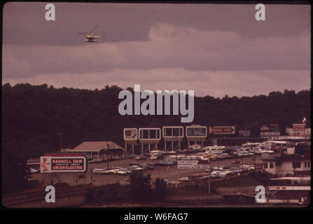 BAGNELL VERDAMMUNG ENDE DES STRIP, eine Meile-lange WERBUNG FUNLAND WICKLUNG ENTLANG DER RIDGE TOPS SÜDLICH DER TALSPERRE. Diese Ansicht zeigt CASINO PIER, Ausgangspunkt für AUSFLUGSSCHIFFE, sight-seeing FLOAT Flugzeug und Hubschrauber Stockfoto