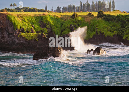 Sturm angetriebene Wellen smash gegen die Lava Shoreline an nakalele Punkt auf Hawaii Insel Maui. Stockfoto