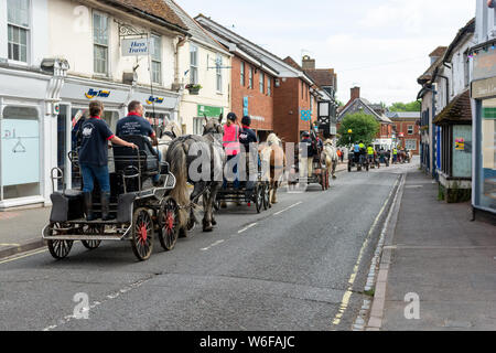 Schwere Pferde mit Treibern auf einem Warenkorb Wettbewerb in einem Zeitfahren während einer Britischen Heavy Horse Fahrversuchen Club (BHHDTC) Veranstaltung in Lucka Stockfoto