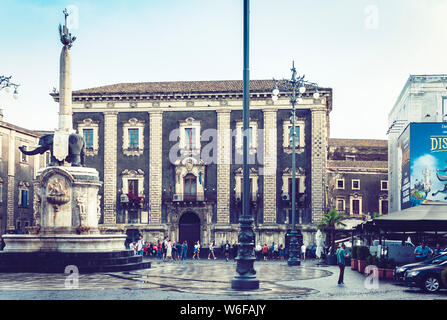 Catania, Sizilien, Italien - 15 August, 2018: die Menschen in der Nähe von berühmten Sehenswürdigkeiten auf der Piazza del Duomo, dem Monument der Elefanten Brunnen (Fontana dell' Stockfoto