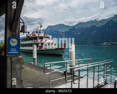 MV Jungfrau auf dem Brienzersee Passagiere Abwurf bei Giessbachfälle Stockfoto