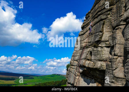 Kletterer auf stanage Edge, Gritstone, Peak District National Park, England, Großbritannien Stockfoto