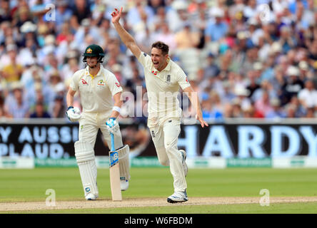 Der Engländer Chris Woakes (Mitte) feiert die wicket von Australiens Travis Kopf während des Tages eine der Asche Test Match bei Edgbaston, Birmingham. Stockfoto