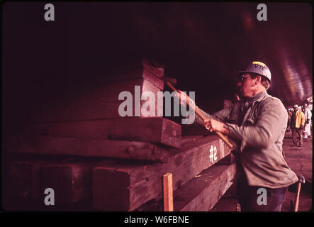 BETHLEHEM STEEL WORKER KLOPFEN, EINE UNTERSTÜTZUNG VON UNTER DER CHEVRON HAWAII VOR DER EINFÜHRUNG DIE SPATZEN PUNKT WERFT Stockfoto