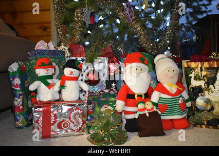 Geschenke und Dekorationen unter dem Weihnachtsbaum Stockfoto