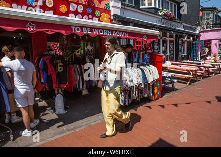 Jahrgang Geschäfte im Herzen der North Laine, Antiquitäten und vintage Boutiquen in den Gassen, zurück von der Küste von Brighton, England. Stockfoto