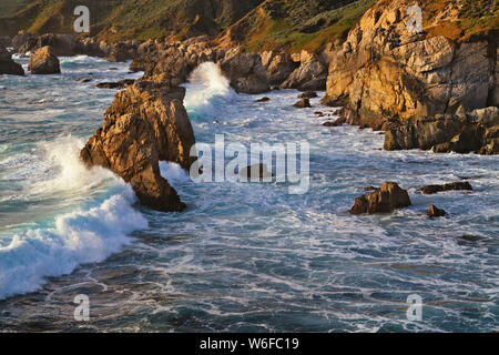 Frühling Sonnenaufgang über der kalifornischen Monterey Bay auf der Monterey Halbinsel mit blühenden Stolz von Madera. Stockfoto