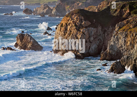 Frühling Sonnenaufgang über der kalifornischen Monterey Bay auf der Monterey Halbinsel mit blühenden Stolz von Madera. Stockfoto