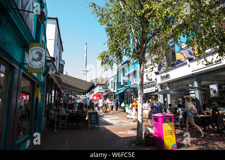 Jahrgang Geschäfte im Herzen der North Laine, Antiquitäten und vintage Boutiquen in den Gassen, zurück von der Küste von Brighton, England. Stockfoto