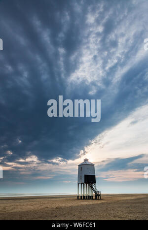 Burnham-on-Sea niedrige Leuchtturm unter einem dramatischen Himmel Stockfoto