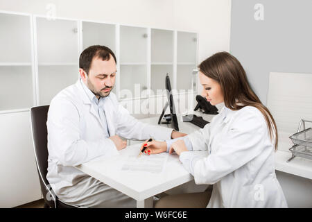 Zwei Ärzte sprechen bei medizinischen Büro Stockfoto
