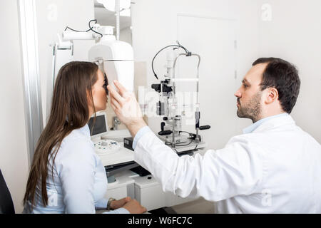 Patienten prüfen ihr Augenlicht in der Klinik Stockfoto