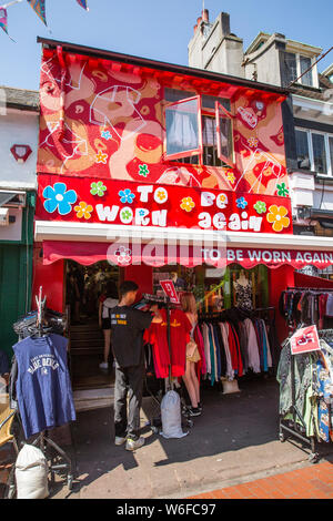 Jahrgang Geschäfte im Herzen der North Laine, Antiquitäten und vintage Boutiquen in den Gassen, zurück von der Küste von Brighton, England. Stockfoto