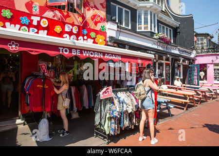 Jahrgang Geschäfte im Herzen der North Laine, Antiquitäten und vintage Boutiquen in den Gassen, zurück von der Küste von Brighton, England. Stockfoto