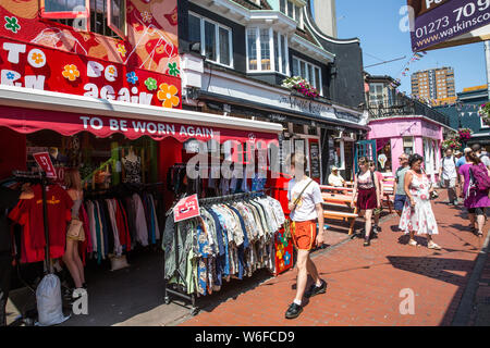 Jahrgang Geschäfte im Herzen der North Laine, Antiquitäten und vintage Boutiquen in den Gassen, zurück von der Küste von Brighton, England. Stockfoto